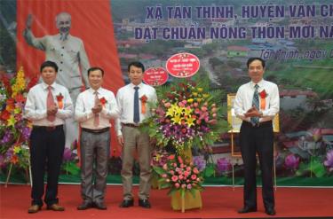 Lãnh đạo huyện Văn Chấn tặng hoa chúc mừng xã Tân Thịnh - xã đầu tiên của huyện đạt chuẩn nông thôn mới nâng cao.