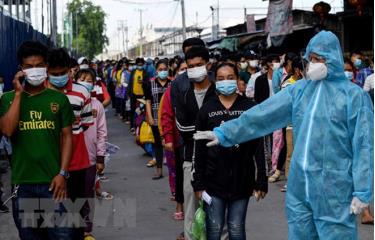 Người dân xếp hàng chờ được tiêm vaccine ngừa COVID-19 tại Phnom Penh, Campuchia.