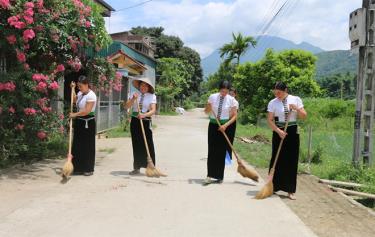 Bà con bản Đoàn Kết tích cực lao động, dọn dẹp vệ sinh môi trường thôn xóm.