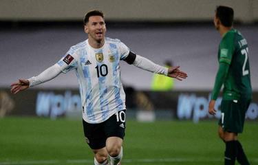 Messi lập hat-trick giúp Argentina chiến thắng.