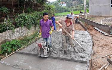 Nhân dân xã Yên Thái, huyện Văn Yên bê tông hóa đường giao thông nông thôn.
