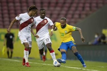 Neymar đi bóng qua hai cầu thủ trên sân Pernambuco, Recife sáng 10/9.