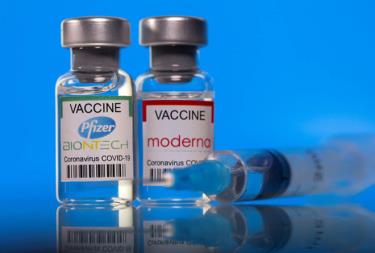 Bộ Y tế đề nghị các tỉnh, thành xem xét tiêm trộn vaccine COVID-19 Moderna và Pfizer