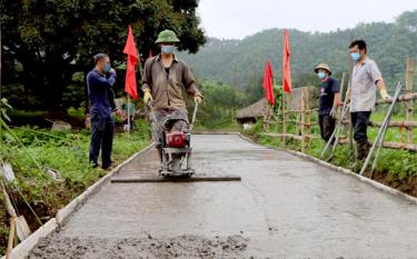 Người dân xã Mỹ Gia, huyện Yên Bình tham gia bê tông hóa đường giao thông nông thôn.