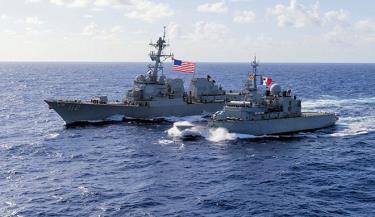 Tàu khu trục mang tên lửa dẫn đường lớp Arleigh Burke USS Michael Murphy (DDG 112) và tàu khu trục nhỏ FNS Vendemiaire của Pháp tiến hành tập trận chung ở Thái Bình Dương. (Nguồn: Getty Images)
