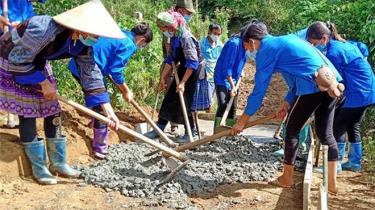 Đoàn viên, thanh niên cùng nhân dân tham gia làm đường giao thông nông thôn ở Mù Cang Chải. (Ảnh: Thu Hạnh)