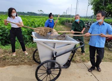 Tổ thu gom rác thải thôn Đình Xây, xã Báo Đáp, huyện Trấn Yên thực hiện vệ sinh môi trường, đường làm ngõ xóm, góp phần nâng cao tiêu chí môi trường trong xây dựng nông thôn mới. (Ảnh: Minh Huyền)