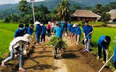 Nhân dân xã Tân Lập, huyện Lục Yên tham gia làm đường giao thông nông thôn.