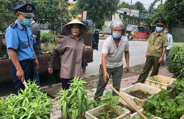 Ban Chỉ đạo Xây dựng văn minh đô thị, thị trấn Yên Bình ra quân giải tỏa hành lang.