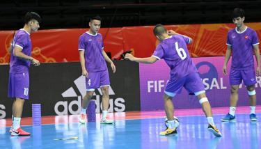 ĐT Futsal Việt Nam tập làm quen sân đấu Kaunas. (Ảnh: VFF).