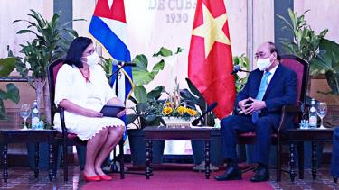 Chủ tịch nước Nguyễn Xuân Phúc trao đổi với Phó chủ tịch thứ nhất Viện Cuba hữu nghị với các dân tộc (ICAP) Noemi Rabaza Fernandez.