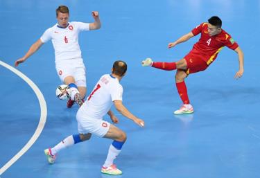 Futsal Việt Nam (áo đỏ) giành vé vào vòng 1/8.