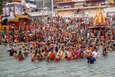 Những người sùng đạo ngâm mình trong nước sông Hằng trong lễ Kumbh Mela ở bang Uttarakhand, Ấn Độ.