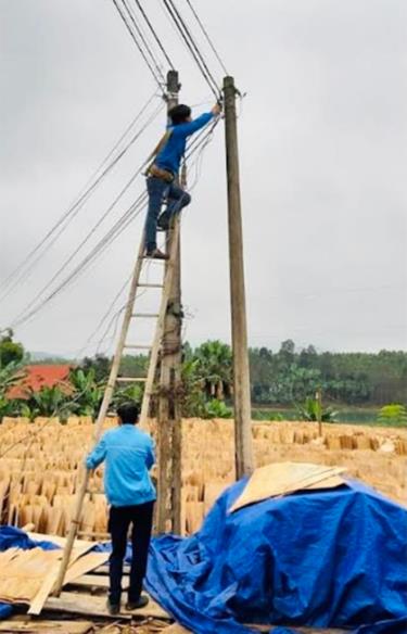 Tuổi trẻ xã Phúc An, huyện Yên Bình lắp đặt công trình “Thắp sáng đường quê”.