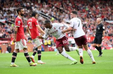 Kortney Hause giúp Aston Villa giành chiến thắng 1-0 trước MU. (Ảnh: Reuters)