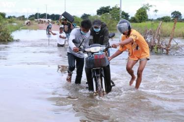 Người dân tỉnh Banteay Meanchey sơ tán tránh lũ
