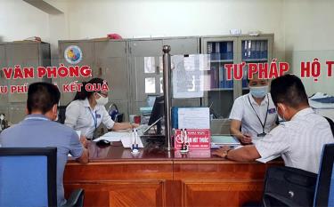 Từ đầu năm đến nay, Bộ phận Phục vụ hành chính công của phường đã tiếp nhận và giải quyết trên 1.500 hồ sơ các loại.