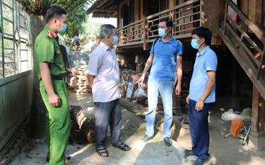 Công an xã Tú Lệ bám sát cơ sơt, nắm bắt tình hình an ninh trật tự tại địa phương.