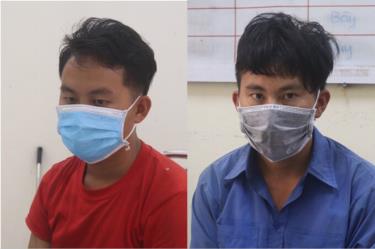 Vừ (áo đỏ) và em trai Hoàng A Páo. Ảnh: Công an cung cấp