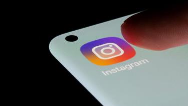 Logo ứng dụng Instagram trên điện thoại.