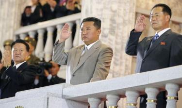 Lãnh đạo Triều Tiên Kim Jong-un (giữa) trong lễ duyệt binh ở Bình Nhưỡng hôm 9/9.