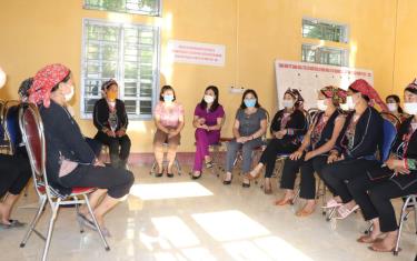 Chủ tịch Hội LHPN tỉnh Yên Bái Nguyễn Thị Bích Nhiệm trao đổi thông tin, nắm bắt tâm tư nguyện vọng hội viên cơ sở trước thềm Đại hội đại biểu phụ nữ tỉnh Yên Bái lần thứ XVI