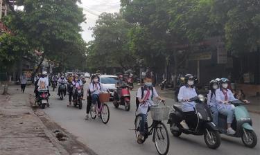 Mỗi lần tan trường, nhiều học sinh đi hàng hai, hàng ba, gây mất an toàn giao thông.