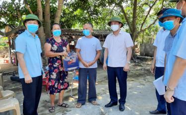 Phó Bí thư Thường trực Tỉnh uỷ Tạ Văn Long thăm và tặng quà một số hộ dân tiêu biểu hiến đất làm đường tại thị trấn Yên Thế.