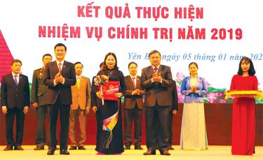 Đồng chí Dương Văn Thống - Phó Bí thư Thường trực Tỉnh ủy và đồng chí Nguyễn Chiến Thắng - Phó Chủ tịch UBND tỉnh trao thưởng cho lãnh đạo Hội LHPN tỉnh - đơn vị hoàn thành xuất sắc, toàn diện các chỉ tiêu, nhiệm vụ theo Chương trình hành động 144 của Tỉnh ủy năm 2019.