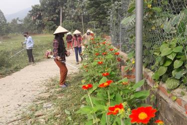 Hội viên phụ nữ xã An Thịnh cùng người dân tham gia dọn dẹp các đoạn đường hoa.