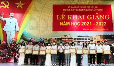 Tại kỳ thi chọn học sinh giỏi quốc gia THPT năm 2021, Trường THPT Chuyên Nguyễn Tất Thành có 13 học sinh đạt thành tích cao được nhận Bằng khen của Bộ Giáo dục và Đào tạo.