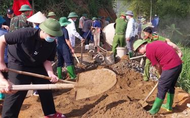 Lãnh đạo tỉnh và thị xã Nghĩa Lộ tham gia “Ngày cuối tuần cùng dân”.