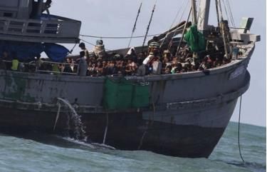 Một chiếc thuyền chở người Rohingya vượt biển (Nguồn: AFP)