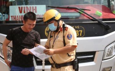 Lực lượng CSGT tăng cường kiểm tra xe khách phát hiện vi phạm