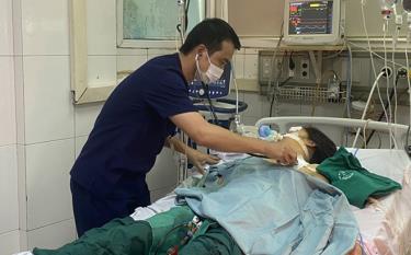 TS.BS Thân Mạnh Hùng, Phó Trưởng khoa Cấp cứu, Bệnh viện Bệnh Nhiệt đới Trung ương thăm khám dafabet link bệnh nhân mắc sốt xuất huyết.