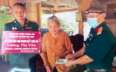 Hội Truyền thống Trường Sơn - Đường Hồ Chí Minh phối hợp hỗ trợ làm nhà cho gia đình hội viên có hoàn cảnh khó khăn tại xã Khánh Thiện, huyện Lục Yên.