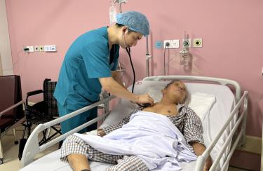 Bác sĩ Phạm Sơn Lâm, khoa Hồi sức Tim mạch, thăm khám cho bệnh nhân sau cấp cứu.