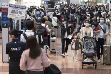 Hành khách tại sân bay Haneda ở Tokyo, Nhật Bản, ngày 29/4/2022.