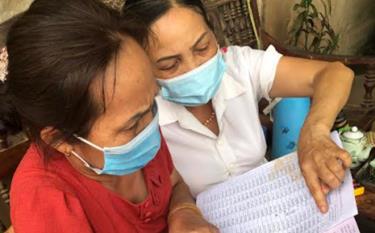 Nhân viên Đại lý thu bảo hiểm xã hội, bảo hiểm y tế xã Báo Đáp tuyên truyền, vận động người dân tham gia bảo hiểm xã hội tự nguyện. Ảnh minh họa