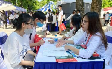 Thí sinh tìm hiểu thông tin xét tuyển nguyện vọng đại học, cao đẳng năm 2022 tại Hà Nội.