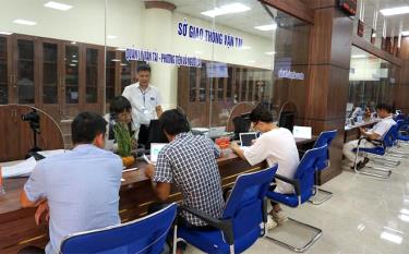 Người dân đến giao dịch tại Trung tâm Phục vụ hành chính công tỉnh.
