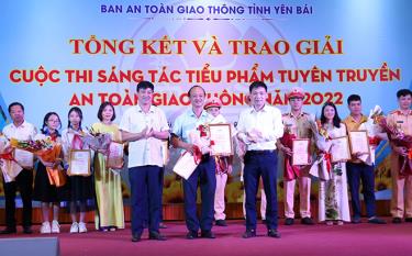 Ban Tổ chức Cuộc thi trao giải Nhất cho tác giả Nguyễn Hoàng La – Trung tâm Truyền thông và Văn hoá thành phố Yên Bái.