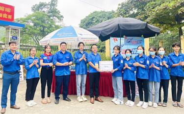 Các đoàn viên thanh niên tình nguyện trong Chương trình Tiếp sức mùa thi năm 2022 tại các điểm trường trên địa bàn thành phố Yên Bái.