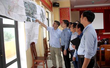 Lãnh đạo huyện Trấn Yên trao đổi với các đại biểu Đồ án Quy hoạch phân khu xây dựng Khu công nghiệp Trấn Yên.