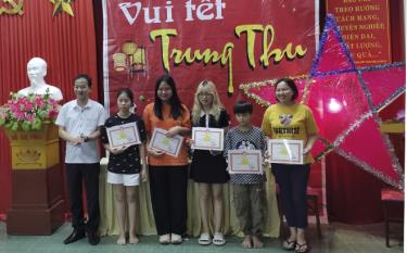 Đồng chí Hà Ngọc Văn - Bí thư Đảng ủy, Tổng biên tập Báo Yên Bái tặng quà cho các cháu thiếu niên, nhi đồng có thành tích cao trong học tập.