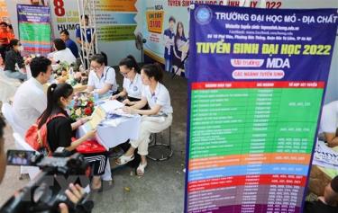Thí sinh tìm hiểu thông tin tại gian tư vấn của trường Đại link vào dafabet Mỏ-Địa chất.
