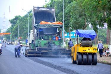 Sửa chữa mặt đường Quốc lộ 32, đoạn qua thị xã Nghĩa Lộ, Yên Bái (Ảnh: TL).