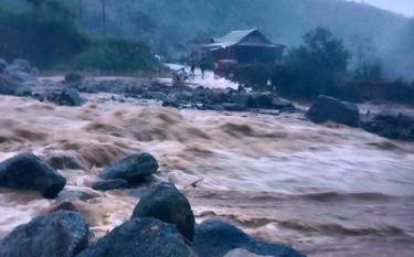 Nước lũ tràn về gây ách tắc giao thông các tuyến đường liên thôn của xã Phong Dụ Thượng.