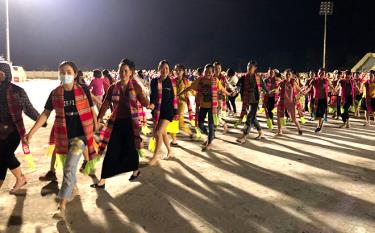 Các diễn viên hăng say tập luyện chuẩn bị cho Lễ đón nhận Bằng của UNESCO ghi danh “Nghệ thuật Xoè Thái” là Di sản văn hóa phi vật thể đại diện của nhân loại và Khai mạc Lễ hội Văn hóa, Du lịch Mường Lò, khám phá Danh thắng quốc gia đặc biệt Ruộng bậc thang Mù Cang Chải năm 2022. (Ảnh: Thanh Chi)