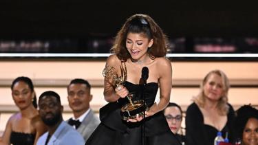 Zendaya ghi tên mình vào lịch sử Emmy.